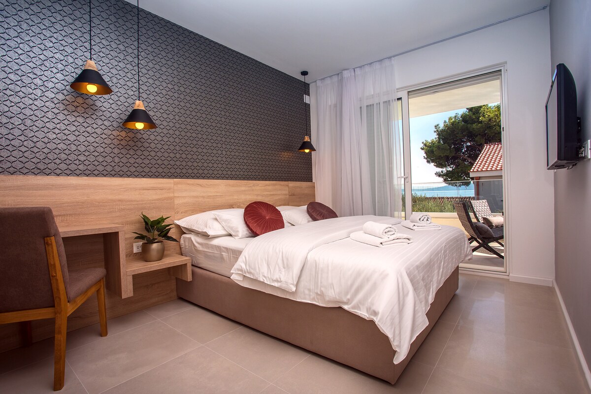 Dormitorio n .º 1 con cama doble con baño privado y salida a la terraza.