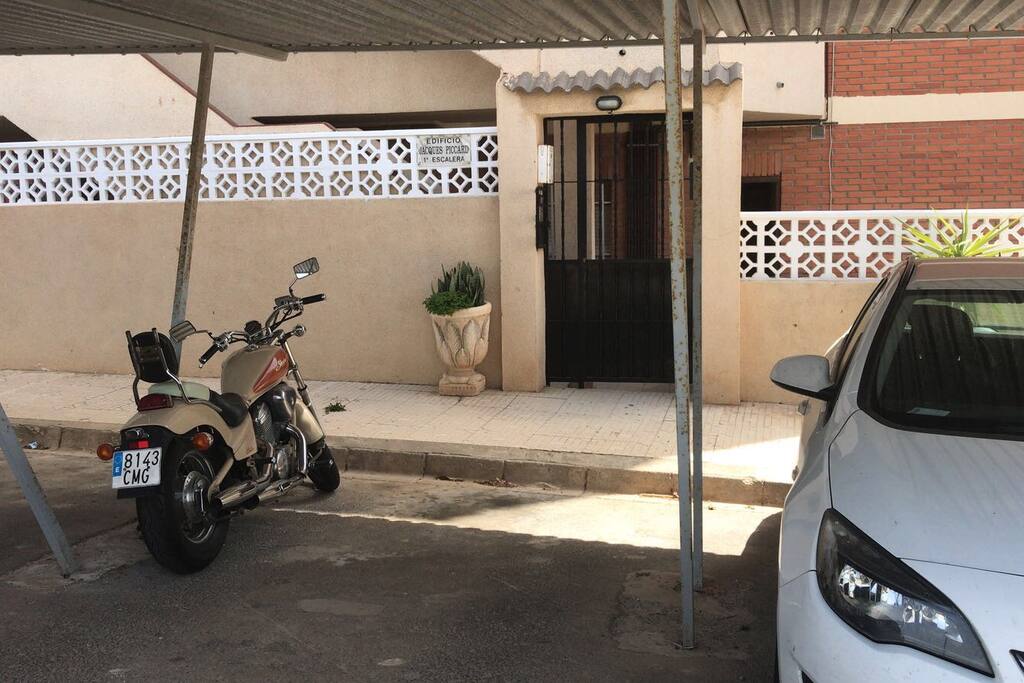 Parking comunitario a pie de casa en la misma entrada al edificio