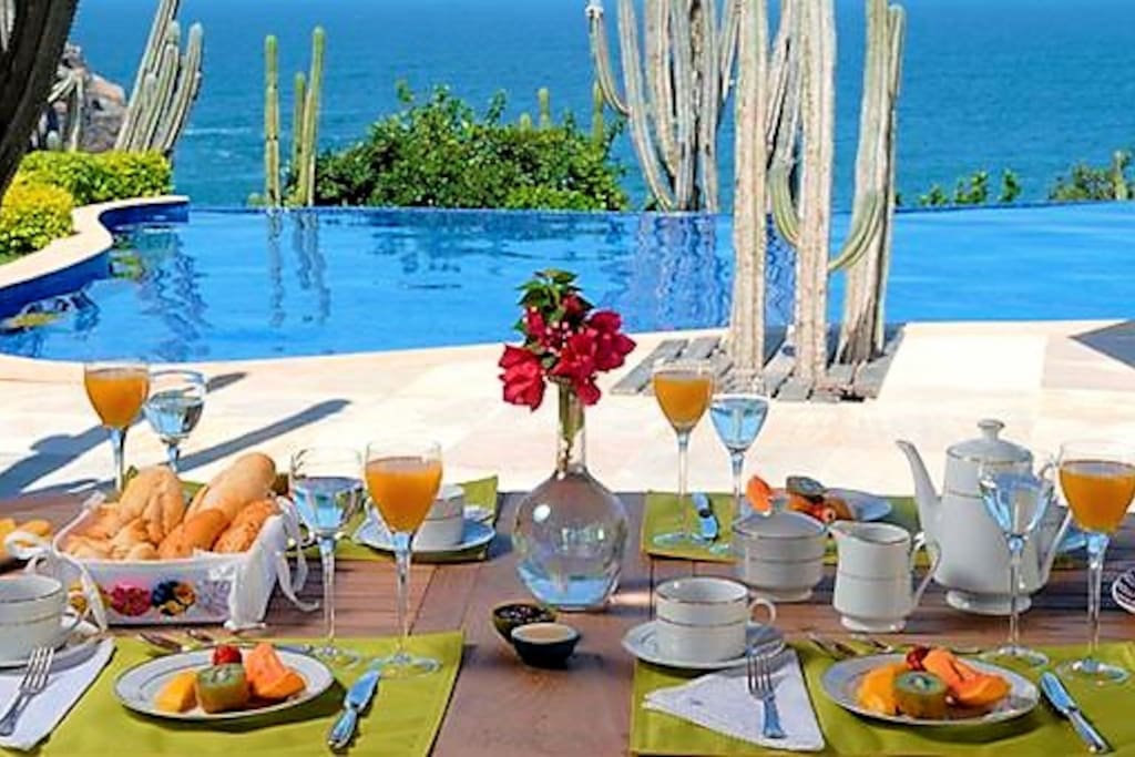 Café da manha Frente a Piscina