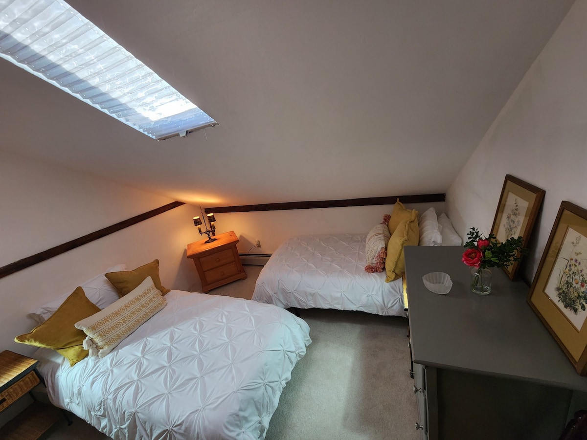 ห้องนอนเตียงคู่ (สามารถทำเป็นเตียงคิงไซส์ได้ส่งคำขอเมื่อทำการจอง) 