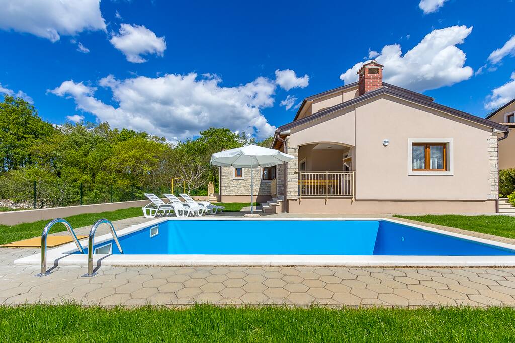 Pool was empty during photoshooting