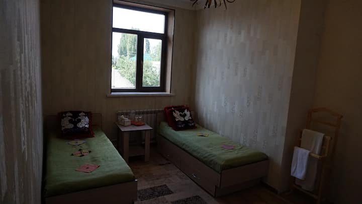 Toto je štandardná spoločná izba. Jeden hosť za 9 dolárov. Dvaja hostia za 18 dolárov.