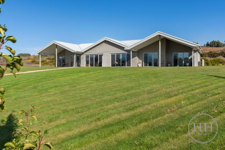 Luxury Retreat next to Josef Chromy Vineyard gallery image 5