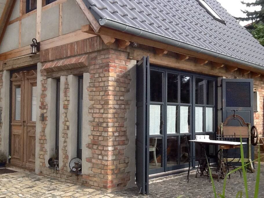 Aussenansicht, kleines freistehendes Haus mit Terrasse