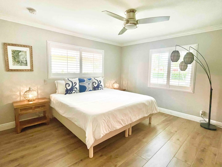 Dhomë gjumi master. Lëre ditën të hyjë ose të errësohet plotësisht me grila plantacionesh. Televizor inteligjent Samsung 60" inç me përmbajtje të bollshme dhe mundësi transmetimi.