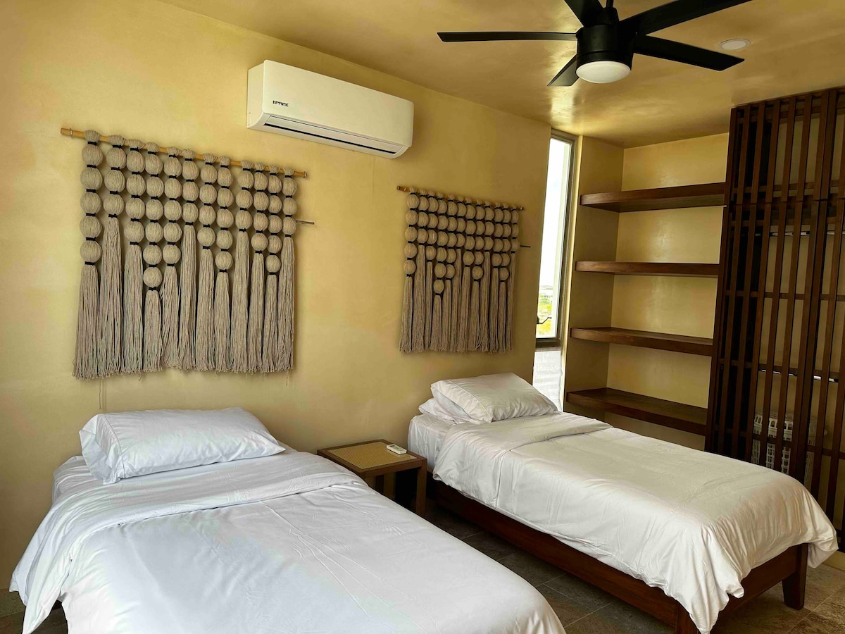 Recámara ubicada en el segundo piso, con ventilador, baño completo, closet, A/A 