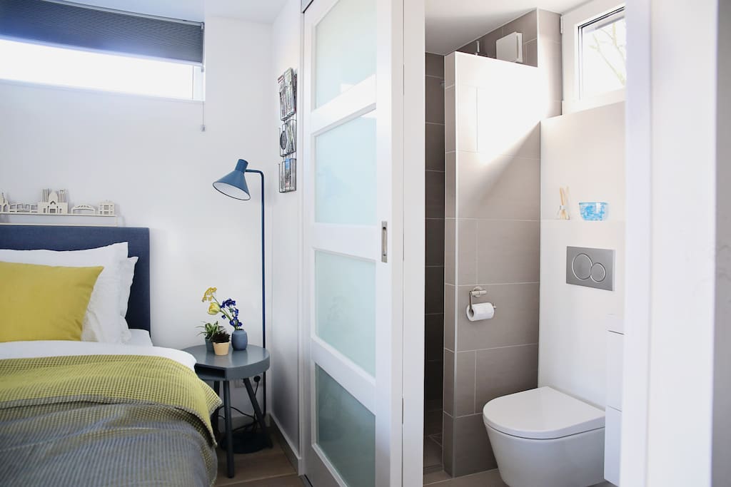 En suite private badroom (shower, sink and toilet)