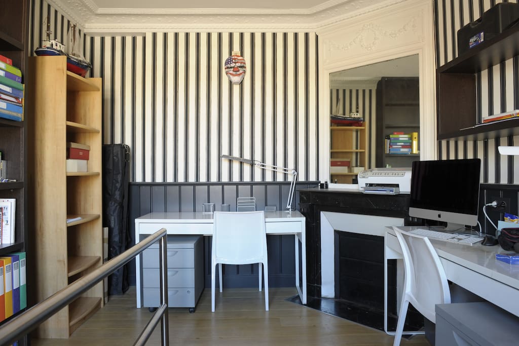 Bureau avec espace de travail et wifi
