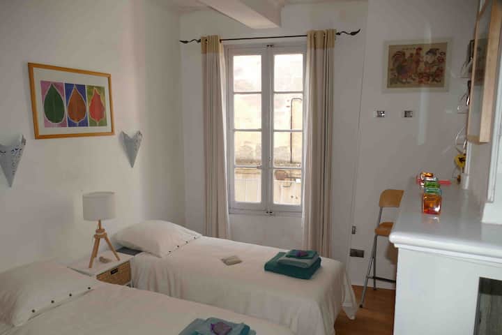 Bedroom 2: configuration with 2 single beds 