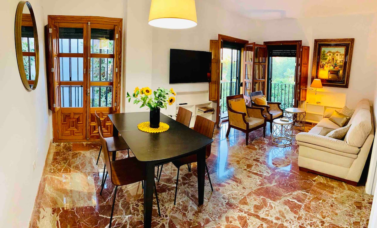 Popular Airbnb listing: Bright, beautiful view in Plaza Santa Cruz in Santa Cruz