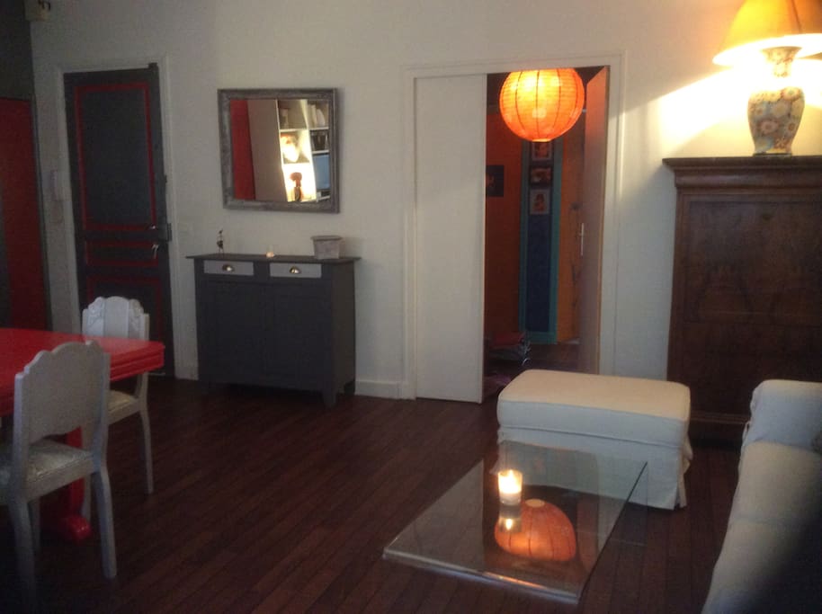 salon accès chambre / salle de bain / WC
