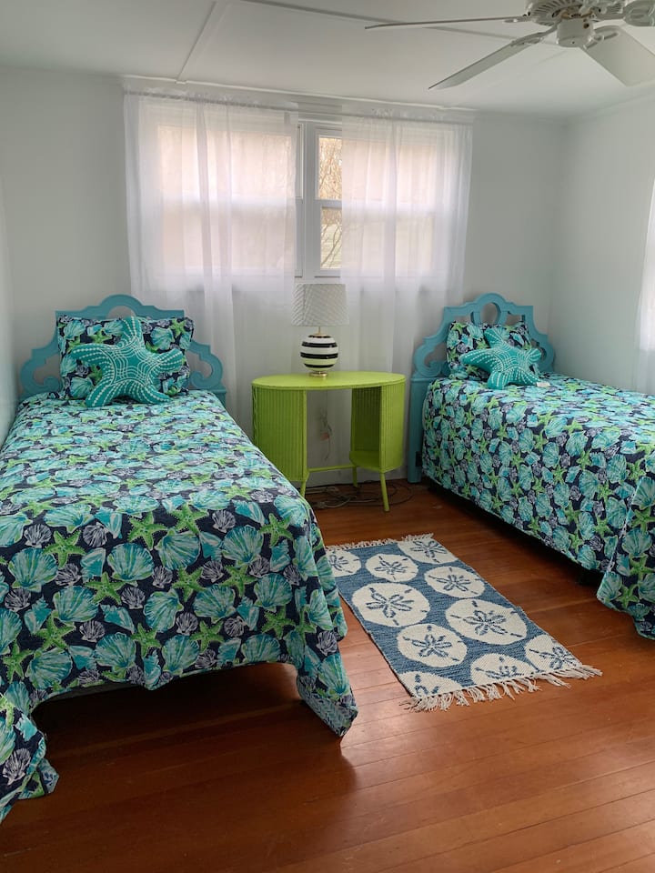 Dormitorio con dos camas individuales en el primer piso