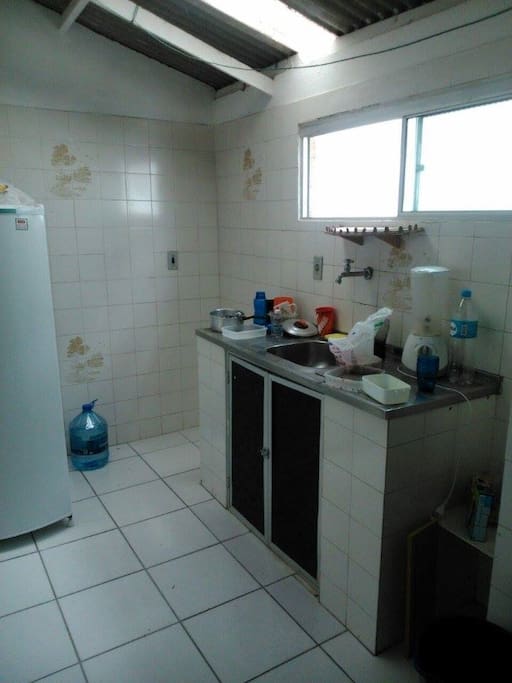 Cozinha equipada com geladeira e fogão.