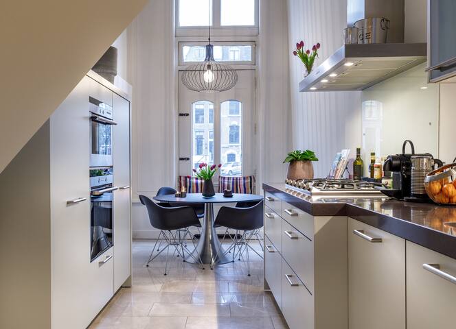 18th Century Groundfloor Canal House with patio gallery image 3