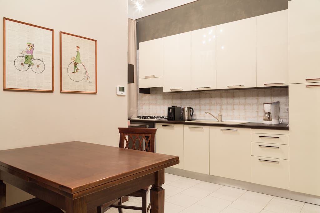 cucina e tavolo pranzo