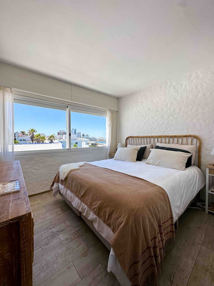 غرفة نوم تطل على المحيط والمنارة