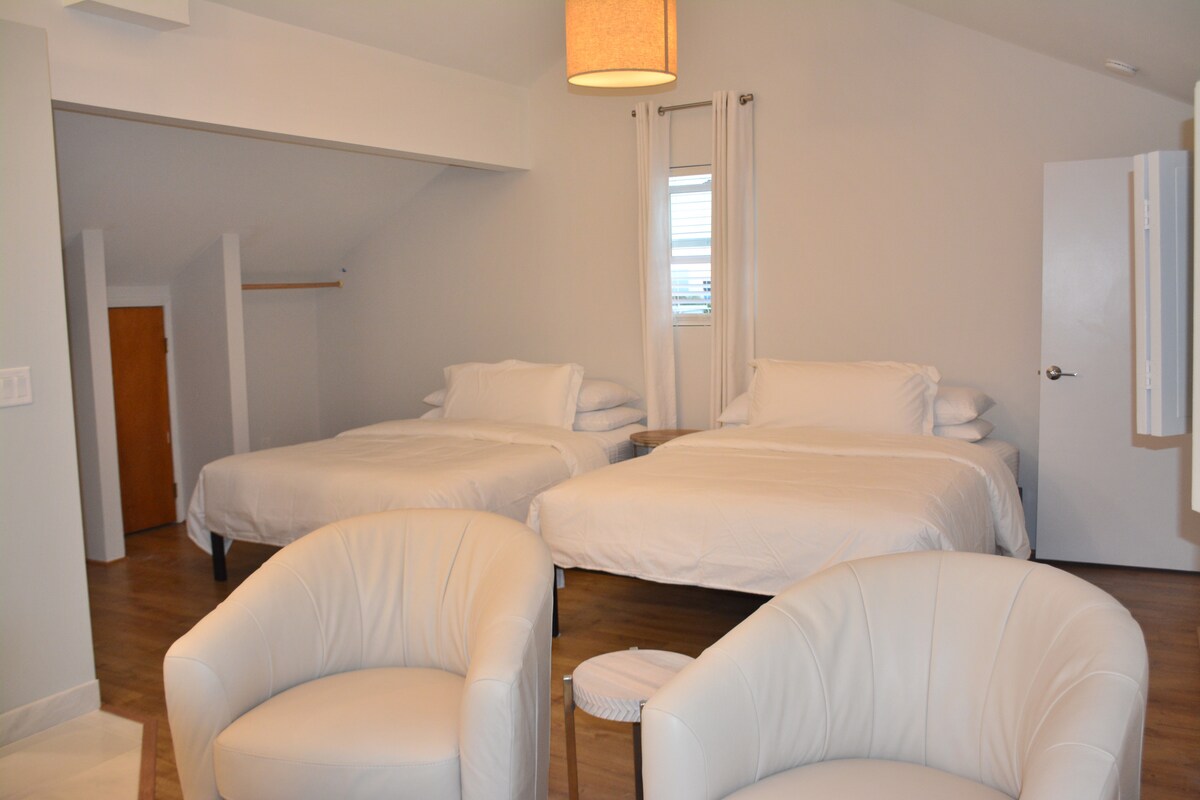 Loft má ďalšie dve menšie manželské postele.