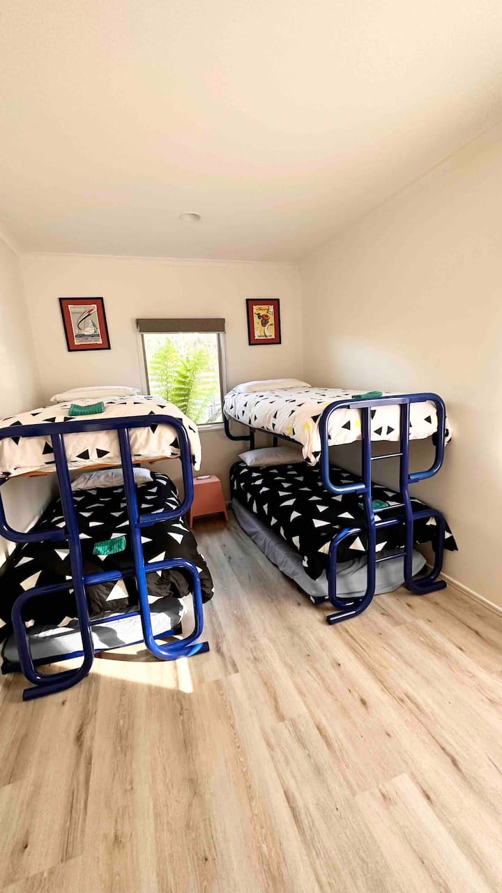 მე-3 საძინებელში არის 4 საძინებელი 2 კომპლექტით და ჩაშენებული სამოსით 
