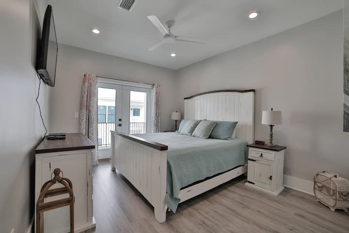 King Suite 3 - 2nd Floor - King Bed, Full Bath, Balcony