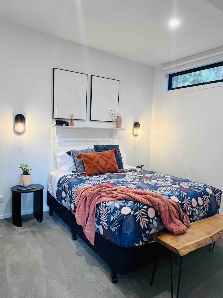 El dormitorio principal tiene una cama tamaño queen donde dormirás en uno de los colchones más cómodos que hayamos encontrado nunca. 