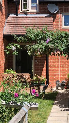 Comfortable Double Room with garden views in peaceful home