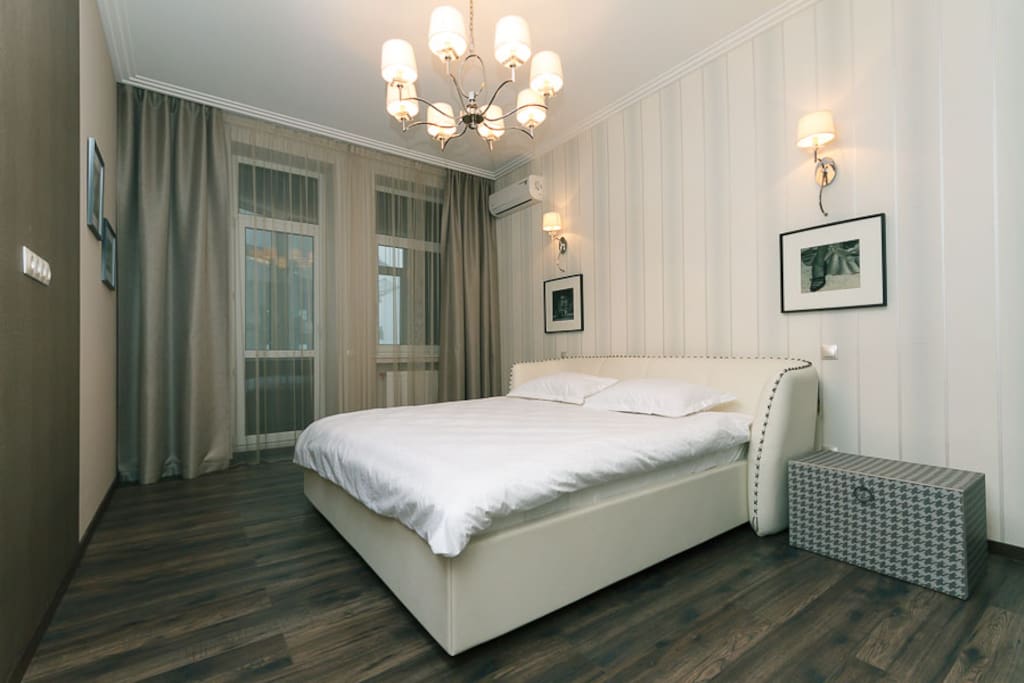 The second bedroom with a "king" size bed has air conditioning, access to the balcony overlooking the central street, cotton bed linen, towels.