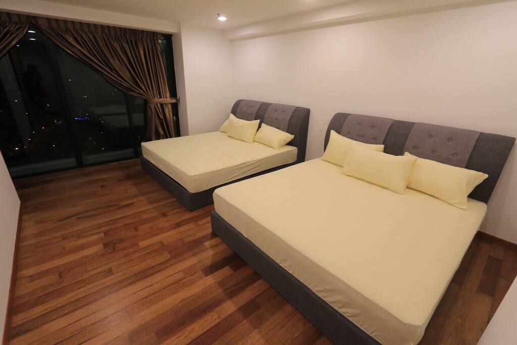 Level 12 Mater bedroom(2 Queen beds)