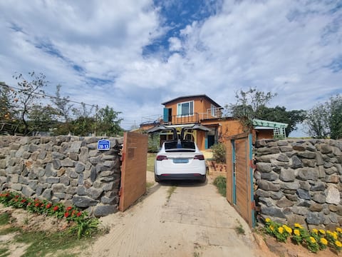 # Hwangto Stone Wall House
2 cars in front of the gate 1 yard 
Parking for a total of 3 cars
5 minutes by car to the beach