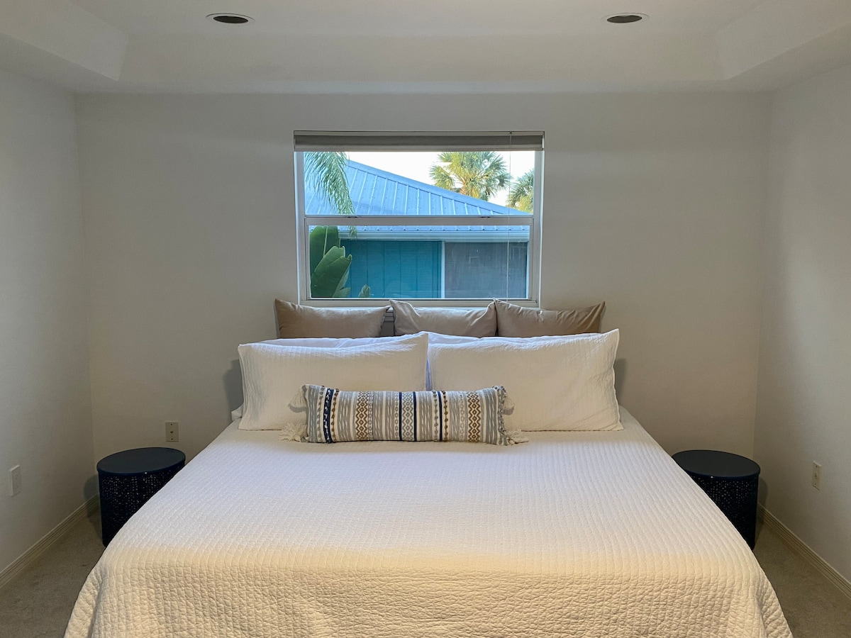 El dormitorio principal tiene una cama tamaño king, baño privado con bañera, ducha y dos tocadores, vestidor, sofá y acceso directo al patio cubierto. 