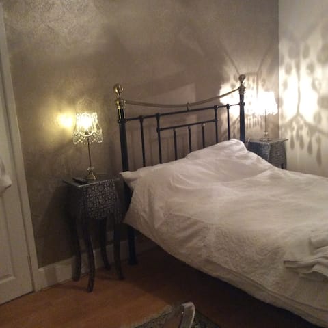 Double room in Victorian house