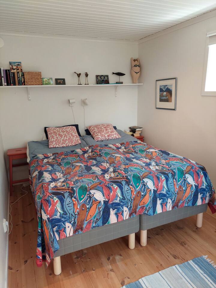 Spálňa s manželskou posteľou a jedna šatníková skriňa pre dve osoby