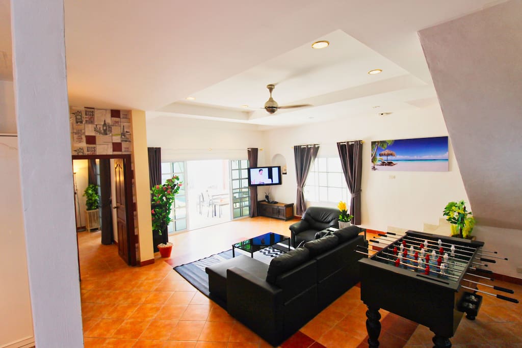 Spacious living room with TV and Multimedia