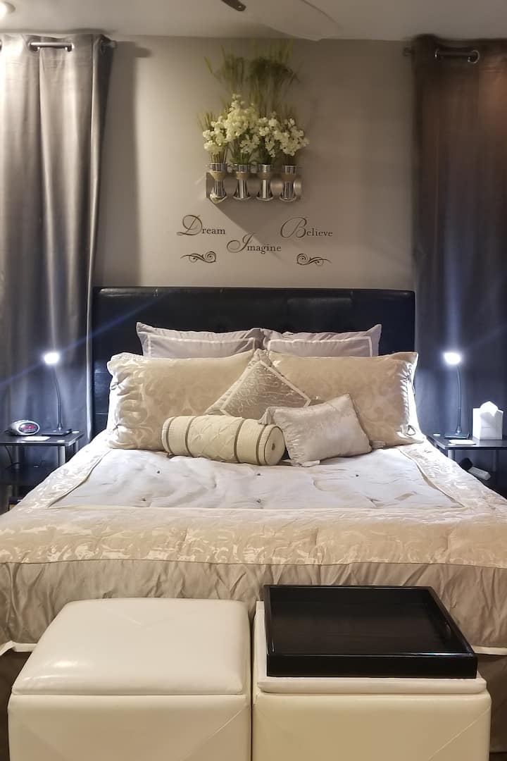 Súkromná, plyšová spálňa s posuvnými súkromnými dverami, manželskou posteľou a všetkým vybavením bývania vrátane luxusnej posteľnej bielizne s nastaviteľnými, stlmiacimi svetlami na čítanie.