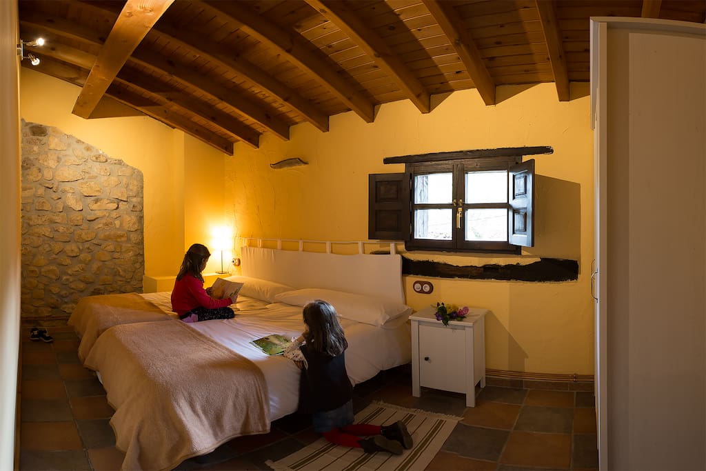 habitacion amarilla dos camas 1.05