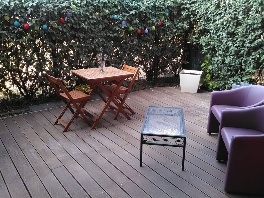 Terrasse plein sud équipé d'une plancha idéal pour les apéritifs et les soirées d'été