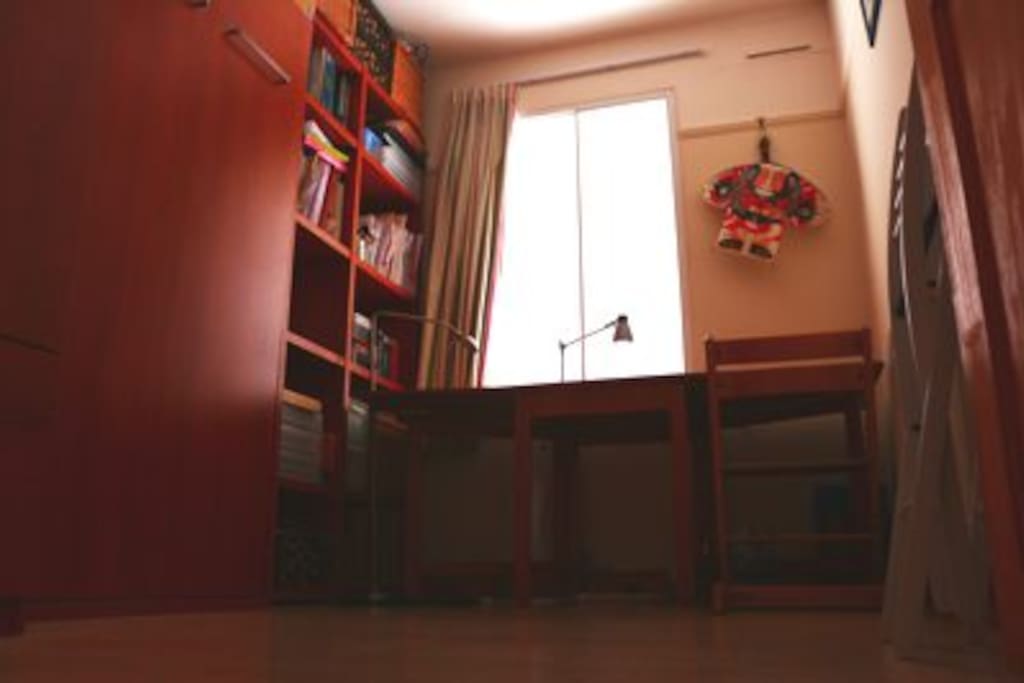 Neat and cosy single room.