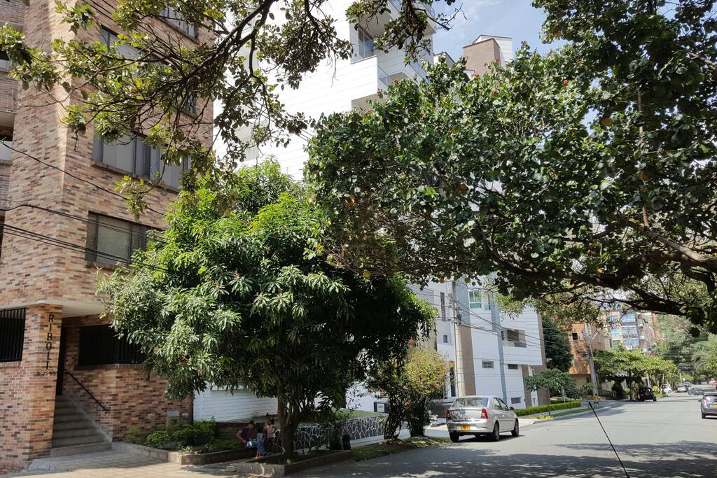 Foto Edificio con excelentes acabados interiores y exteriores.