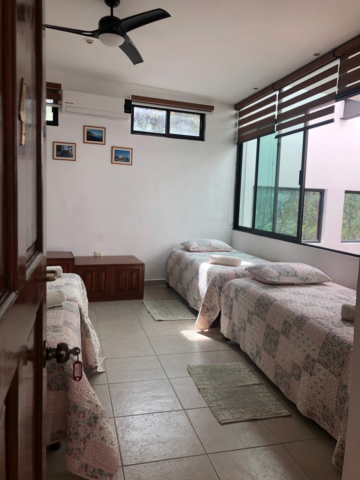 Საძინებელი 4, ოთხი ერთადგილიანი საწოლი, კონდიცირებული, ჭერის ვენტილატორი.