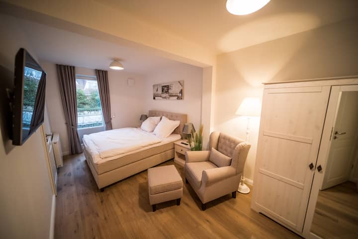 חדר שינה מרווח עם מיטת אביב