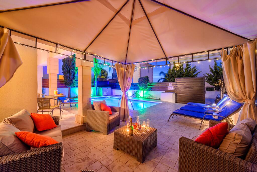 Outdoor dining...