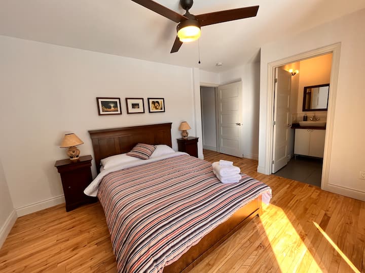 Dhoma e gjumit #1 (në katin kryesor)
Krevat dopio "queen"
Banjë më vete
Derë franceze në ballkon privat
Derë 32" ♿️

Dhoma e gjumit #4 në katin përdhes 
1 krevat dopio "queen"
Banjë më vete, dush në qoshe 34 inç.
Dyer franceze në një ballkon privat
Dera e dhomës së gjumit 32" ♿️