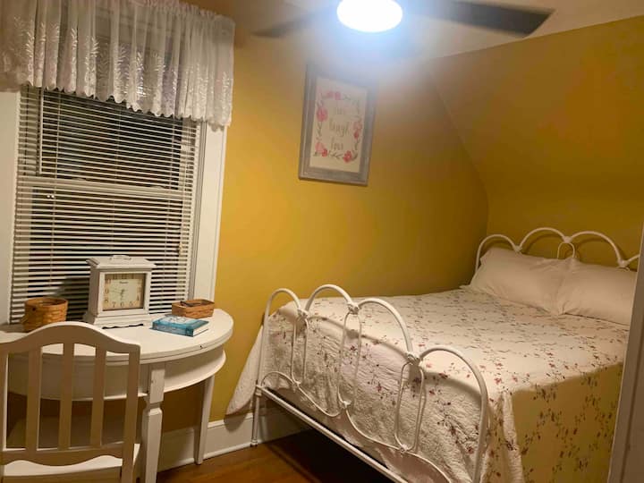 楼上3号卧室
双人床