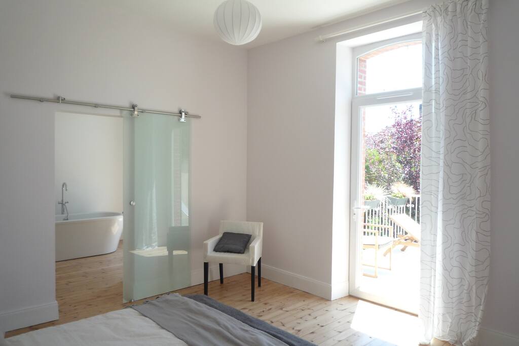 Suite avec sa salle de bain privative et terrasse sur le jardin - 1er étage