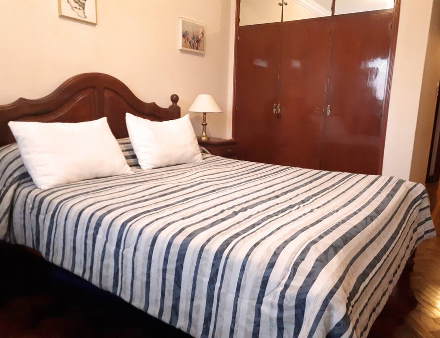 Habitación con cama doble y baño privado.