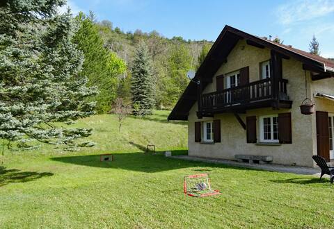 Spacious, bright and quiet 10-person house