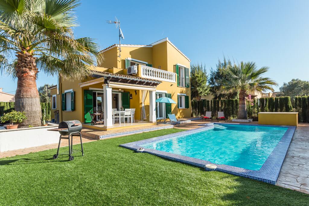 Swimming pool with sunbeds and portable BBQ
