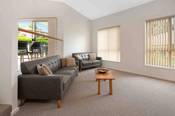Big And Bright Surf Beach Townhouse With Wifi - South Coast