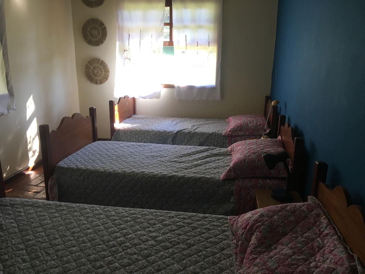 Habitación de los pájaros. Tres camas individuales.