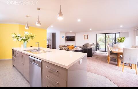 Euphoria House ,FREE WIFi ,2 Bathrooms