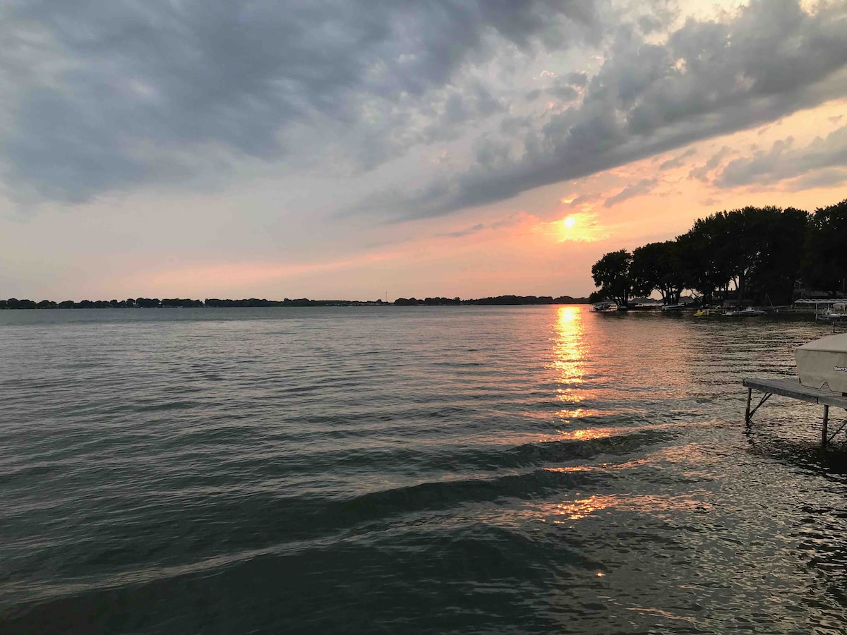 Summer fun on the water Johnson Lake Houses for Rent in Elwood